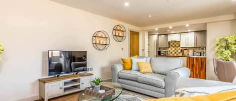 This modern and stylish ground floor apartment offers the perfect base for those looking to explore this beautiful corner of West Sussex.