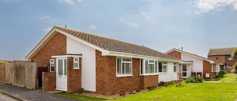 Welcome to Plover Close, a clean and comfy coastal bungalow, just 2 minutes from Bracklesham Bay beach.