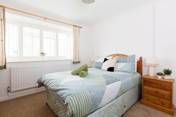 This seaside bungalow has two comfy bedrooms to sleep up to 5 guests. The master room has a new Emma mattress, promising a comfy night sleep.