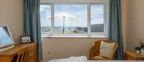 Welcome to Channel View, cosy beachfront chalet in East Wittering.
