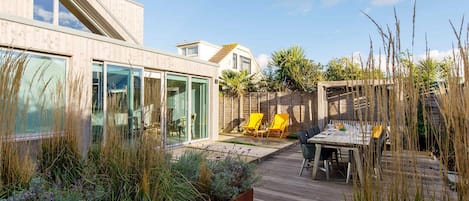 Welcome to The Architect's House, a luxurious 4br 3bath house just 5 minutes walk to West Wittering beach.