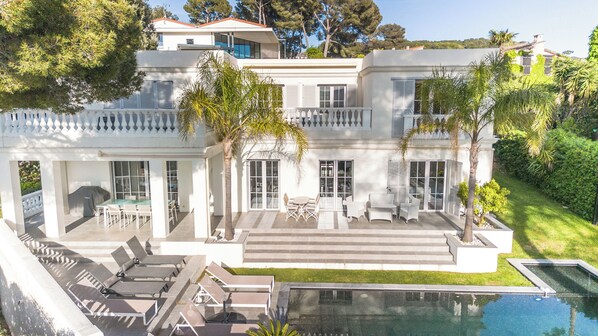 Front of house with covered terrasse, BBQ and pool views