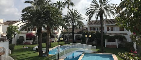 Aussicht vom Balkon von beiden oberen Schlafzimmern zugänglich