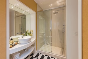 En-suite bathroom with walk in shower for master bedroom