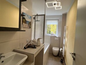 neues Badezimmer mit Badewanne und Duschfunktion