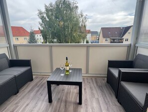 Großer Balkon mit bequemen Balkonmöbeln