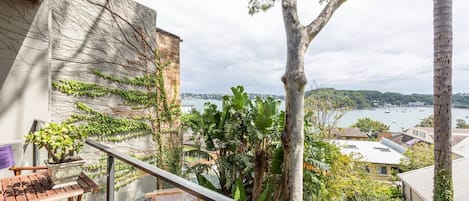 Dine or enjoy an al fresco sundowner on the breezy balcony that offers a backdrop of Sydney Harbour water views