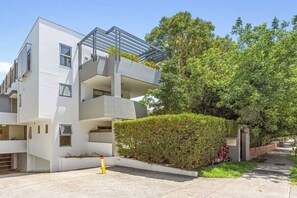 Enjoy a central location on Pacific Hwy just a 15 minutes’ drive from the CBD