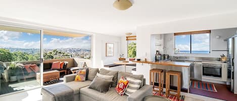 Experience the perfect blend of comfort and style in the open-plan living area, seamlessly connected to the balcony, where you can immerse yourself in spectacular Bondi views.