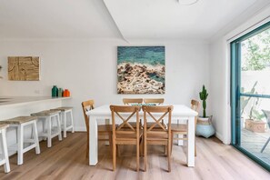  Come together around the central dining table or enjoy a light meal up at the breakfast bar.

