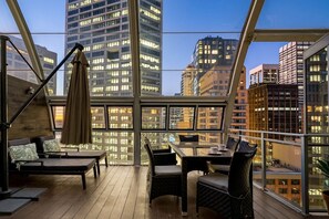 Come evening, watch the skyline light up while enjoying an evening wine on your private rooftop balcony.
