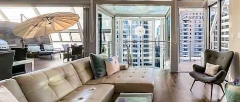 This CBD skyrise offers glass-fronted luxury, unveiling the soaring views of the city and beyond.