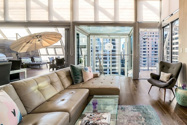 This CBD skyrise offers glass-fronted luxury, unveiling the soaring views of the city and beyond.