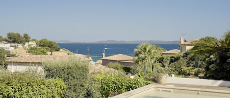 Piscine entretenue et vue mer jusqu'à la Presqu'île de Giens et les Îles d'Or