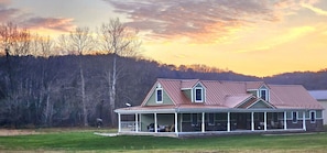 Relax at Hocking Hills Copper House, minutes from top hiking trails. Enjoy views from the porch, unwind in the hot tub, or gather around the fire pit. Perfect for families or groups, with a fun game room, playset, and plenty of space!
