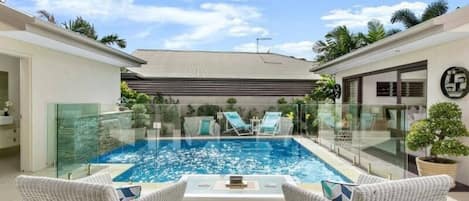 This stunning home is staged around a stunning swimming pool, making the most of Queensland’s balmy weather with excellent indoor-outdoor living.
