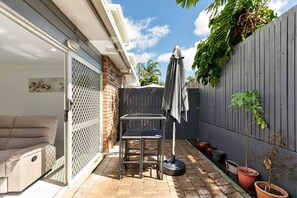  Sip an afternoon wine in the courtyard while soaking up Queensland’s balmy weather.
