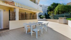 This patio offers a quiet corner where is possible to enjoy fresh air and some sun, while relaxing or enjoying a book.
#patio #rest #enjoy #sunny #algarve # portugal