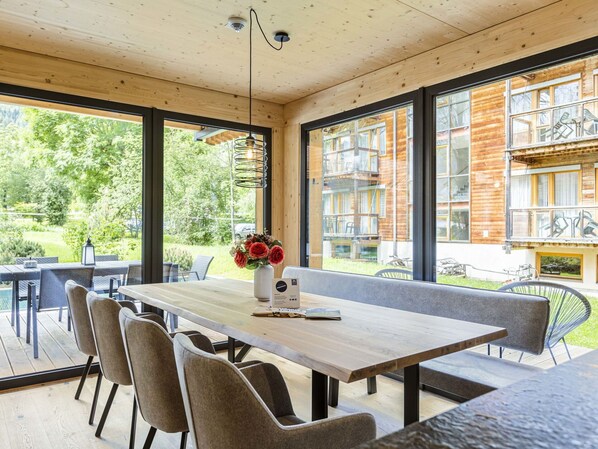 Ciel, Bâtiment, Propriété, Table, Meubles, Nuage, Montagne, Design Intérieur, Mobilier De Jardin, Bois