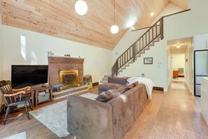 Living Room | Smart TV | Board Games
