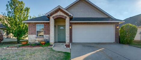 Fort Worth Vacation Rental | 3BR | 2BA | 1,300 Sq Ft | 2 Steps to Enter