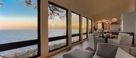 A wall of windows in main living area offers stunning panoramic Potomac views.