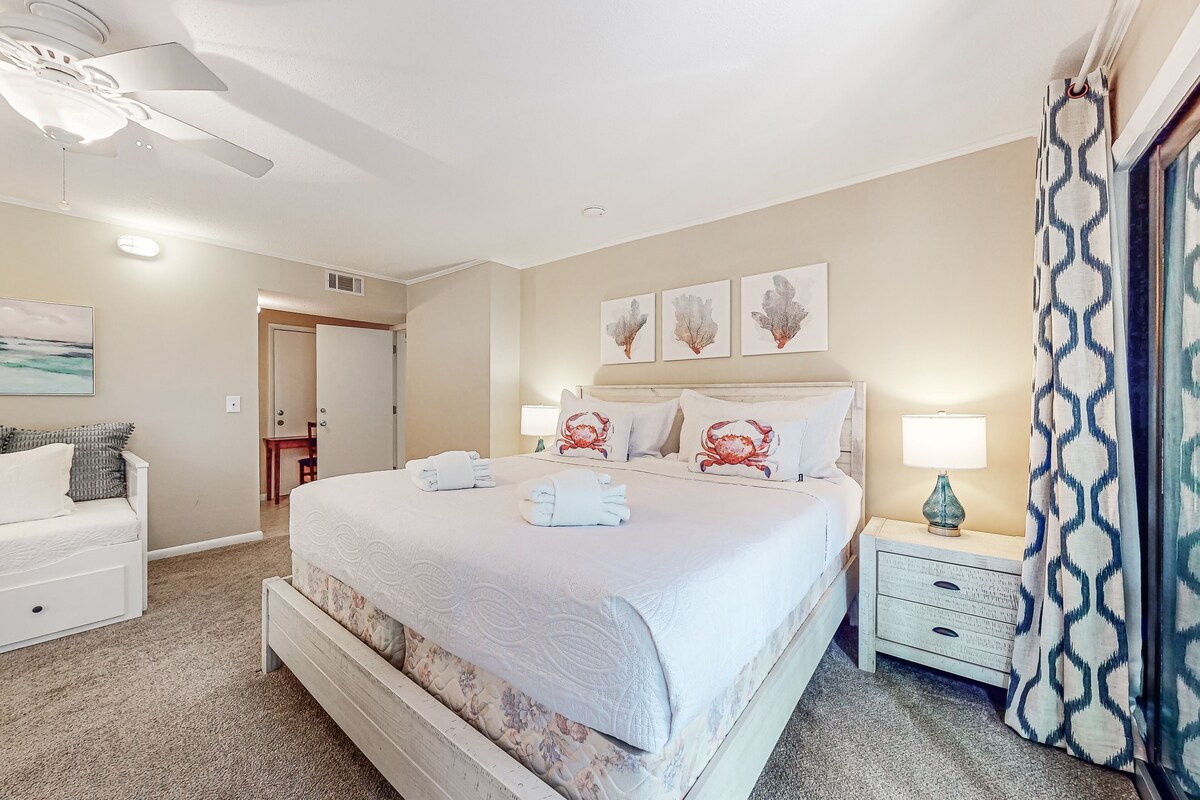 Delightful sun-soaked hideaway with pool, tennis courts, golf, patio, AC, & W/D