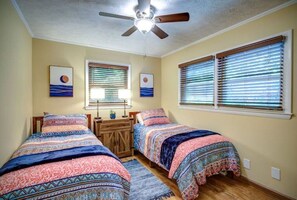 The Blue Ridge Cottage, twin bedroom