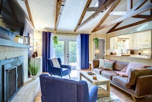 The Blue Ridge Cottage, living room