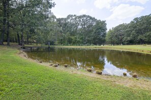 On-Site Fishing Pond | Self Check-In | 16 Mi to Graceland