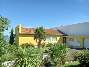 Entrance | Garden | Parking

