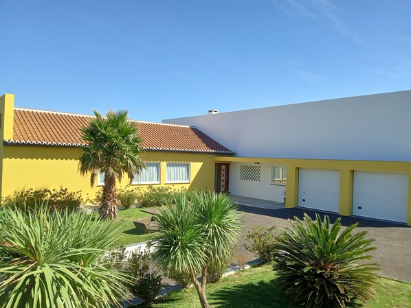 Entrance | Garden | Parking
