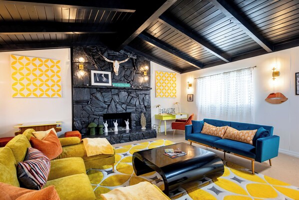 Spacious Casita that includes workspace, smart TV, stereo w/Bluetooth connectivity & 8-Tracks!