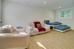 Living Room | Dog Friendly w/ Fee | Smart TV | 2 Twin Beds