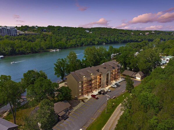 Lake views, just 5 minutes from Downtown/Landing.