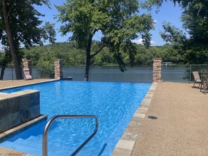Infinity pool overlooking Lake Taneycomo. (hot tub out of order) Open Memorial Day through Labor Day