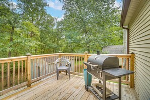 Deck | Charcoal Grill | Outdoor Seating & Dining