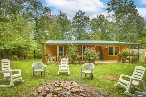 Luray Vacation Rental | 2BR | 1BA | 1,100 Sq Ft | 2 Exterior Steps Required