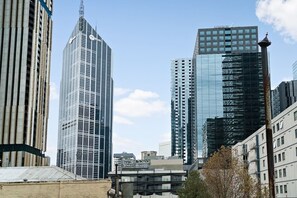 The studio is moments to Queen Victoria Market, Melbourne Central Train Station and shopping and offers a balcony with views to the South-West of Melbourne.