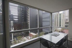 Dine together at the table with outlooks of the CBD through floor-to-ceiling windows.