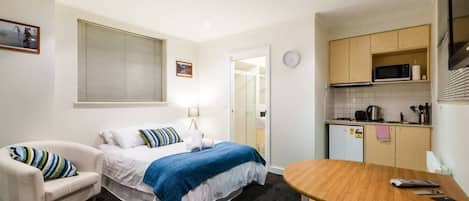 This self-catering studio for your stay in Carlton includes an armchair for getting ready and a dining table for stay-in meals.