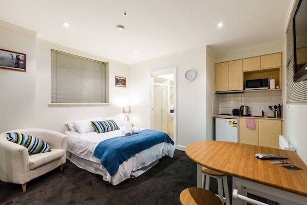 This self-catering studio for your stay in Carlton includes an armchair for getting ready and a dining table for stay-in meals.