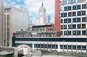 Enjoy views across the Melbourne skyline in this heart of the CBD apartment.