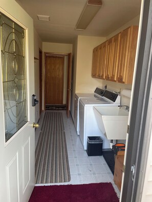 Entry and laundry room 