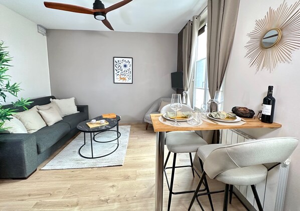 Ideal living room with television and wifi with access to the kitchen