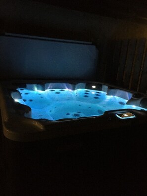 Indoor spa tub