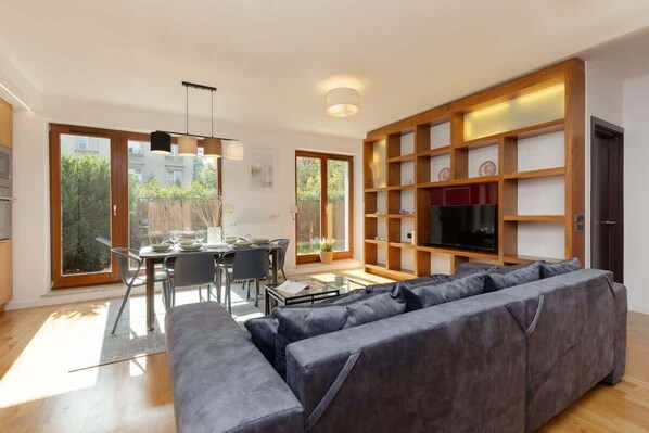 Spacious living room with full equipment. 