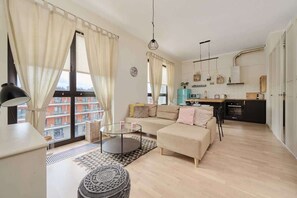 Spacious living room with full equipment. 
