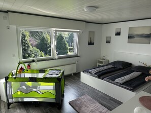 Schlafzimmer mit Reisebett / Beistellbett