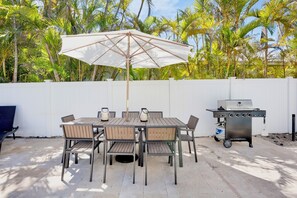 Poolside Dining, Outdoor Grill